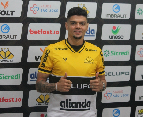 Atacante Fernando Viana é apresentado oficialmente