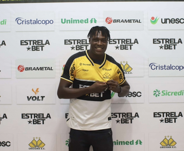 Atacante nigeriano Samuel Otusanya é apresentado