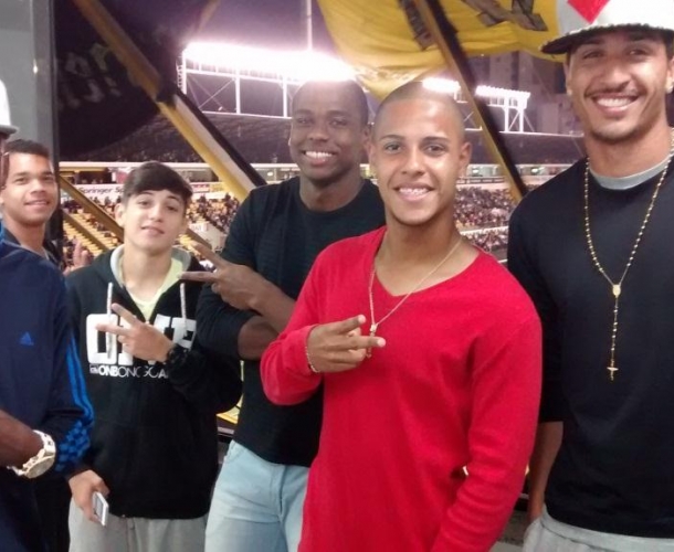 Atletas da base acompanham jogo no camarote