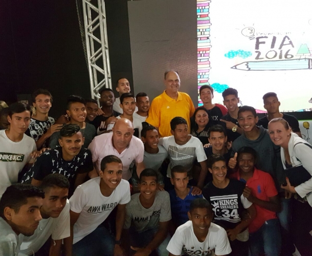 Atletas da base assistem palestra de Oscar