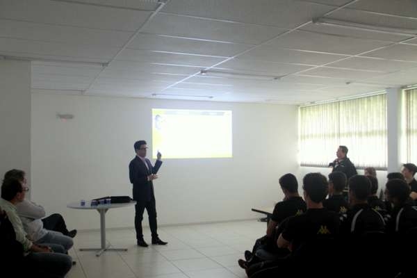 Atletas da base participam de palestra 