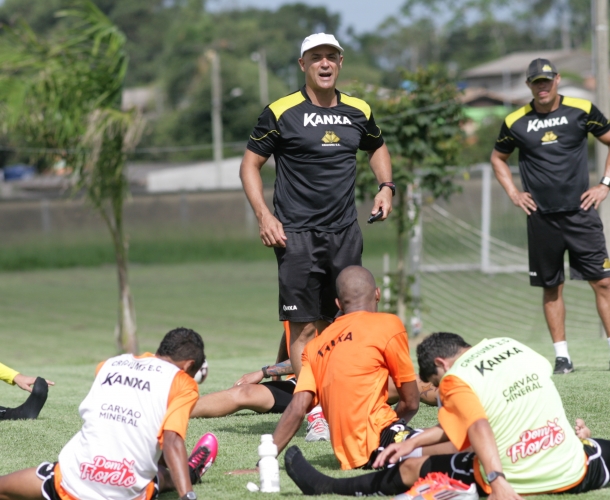 Atletas trabalham forte no CT