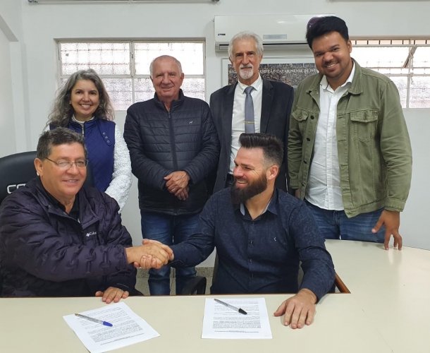 Barbearia Carvoeira assina contrato para abertura de filial no HH