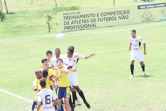 Base carvoeira garante vitórias no CT