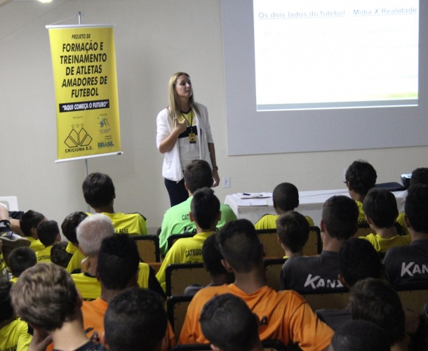 Base participa de palestra sobre educação