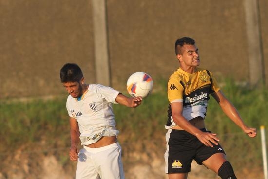Base testa equipes contra o Avaí