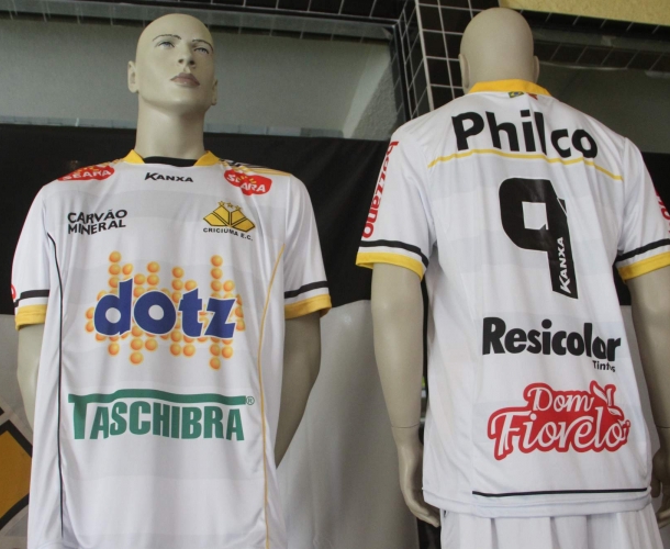 Camisa branca do Tigre está à venda