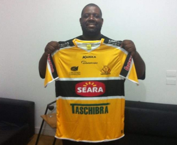 Cantor Péricles ganha camisa do Tigre