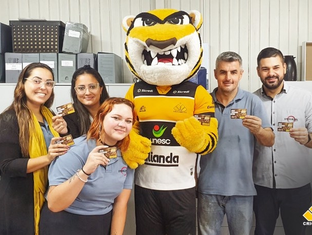 Clube faz a entrega das carteirinhas do Plano Empresarial