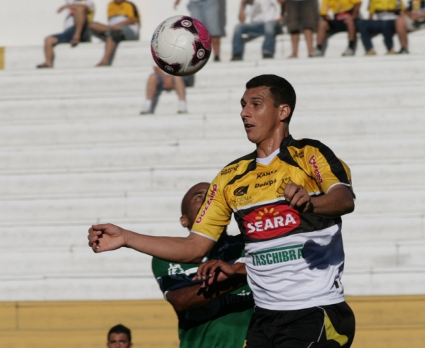 Criciúma empresta zagueiro