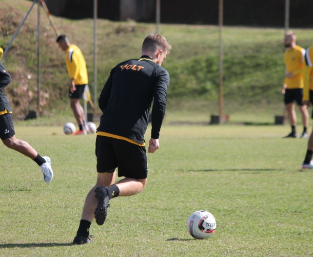 Criciúma enfrenta o CRB no Heriberto Hülse