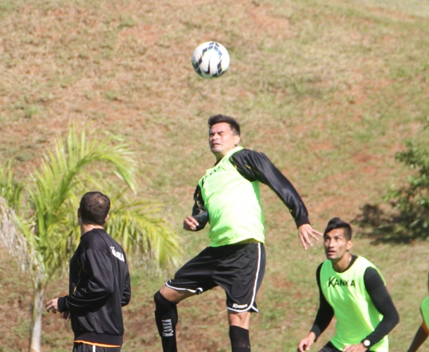 Criciúma treina antes de viagem a Goiás