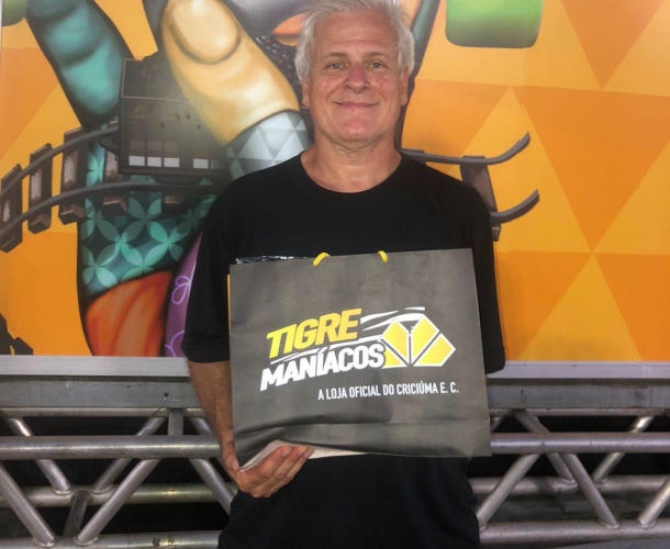 Criciumense lenda do skate nacional recebe camisa do Tigre
