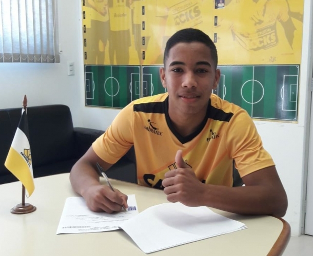 Deividy firma primeiro contrato profissional