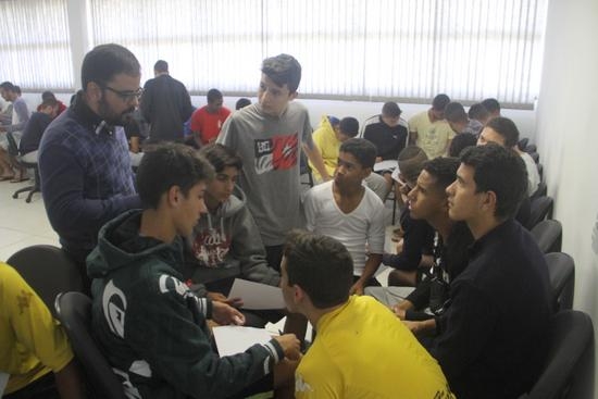 Dinâmica de grupo com garotos da base