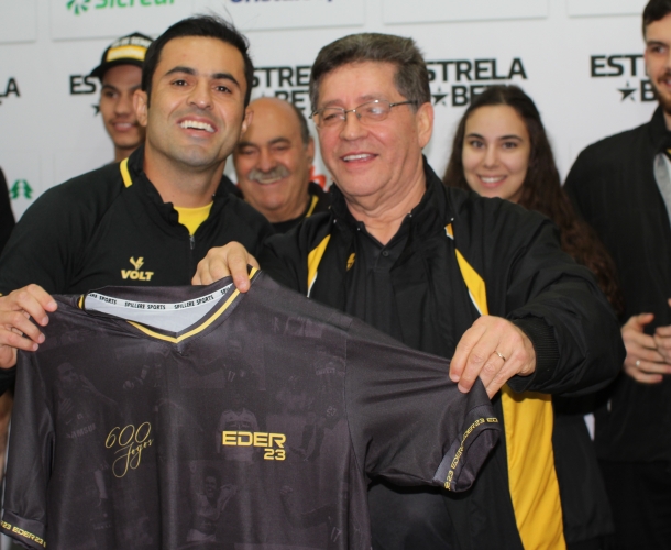 Eder é homenageado pelos 600 jogos na carreira 