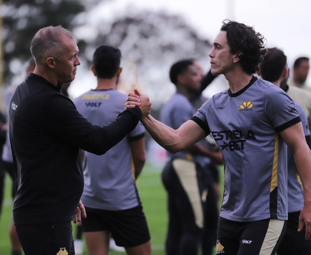Eduardo Baptista comanda trabalho técnico e tático