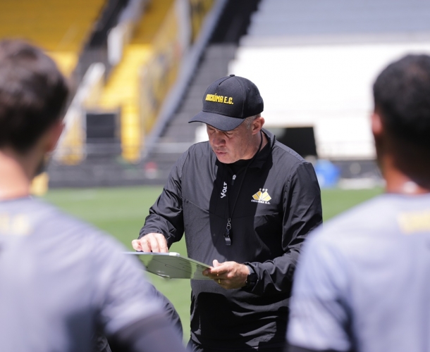 Eduardo Baptista faz treinamento tático no HH
