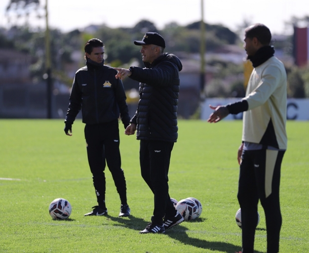 Eduardo Baptista treina a parte tática