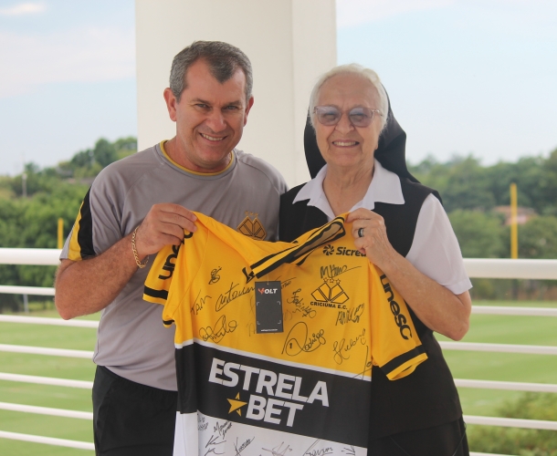 Elenco do Tigre recebe a visita da Irmã Anselma 
