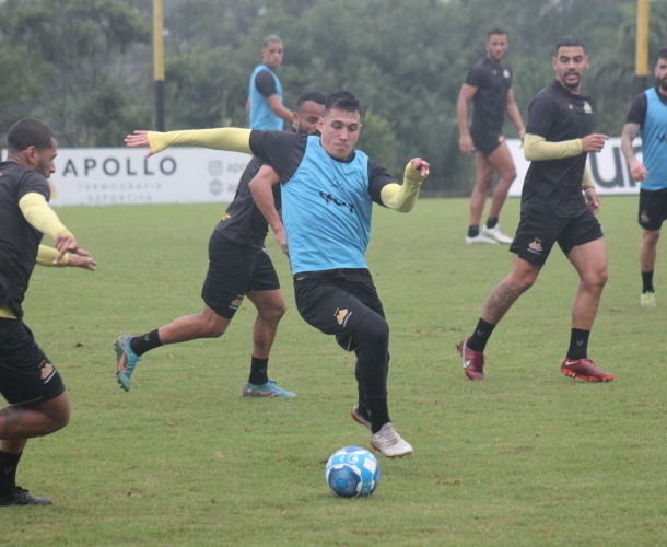 Elenco faz o último treino da temporada no CT 
