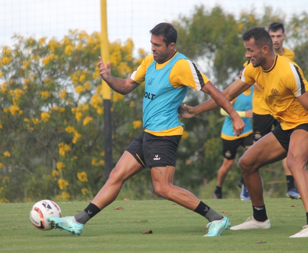 Elenco faz treino técnico e tático
