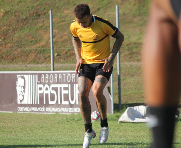 Elenco se reapresenta e faz treino técnico e tático