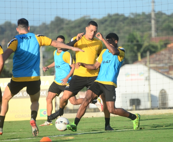 Elenco se reapresenta e se prepara para a decisão