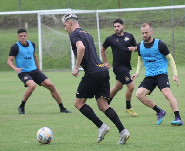 Elenco treina em dois períodos no CT 
