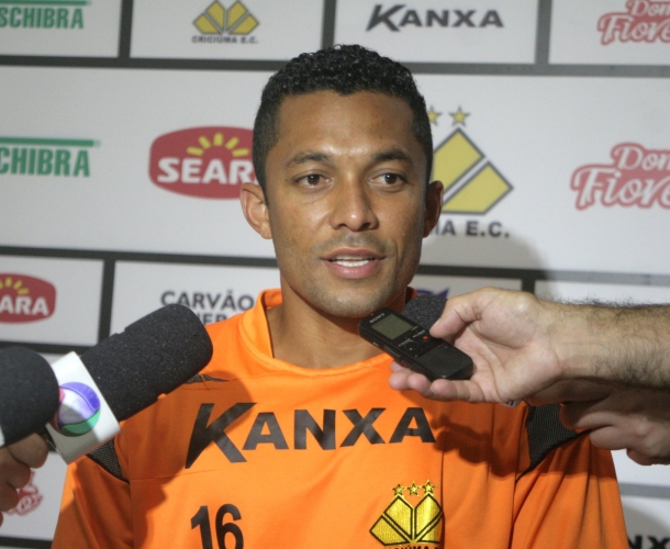 Élson fica feliz com estreia