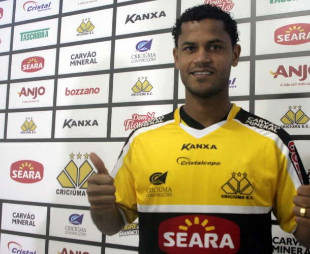 Elton chega pronto para estrear