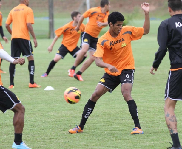 Equipe faz treino técnico tático