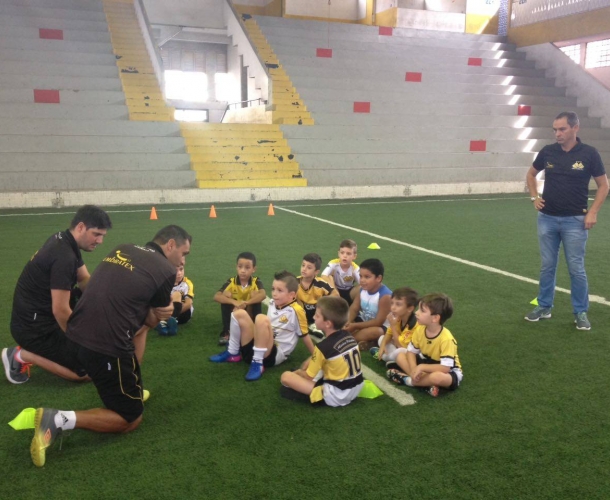 Escolinha inicia com aulas no CT e no ginásio