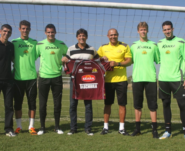 Ex-goleiro Alexandre marca presença em treino