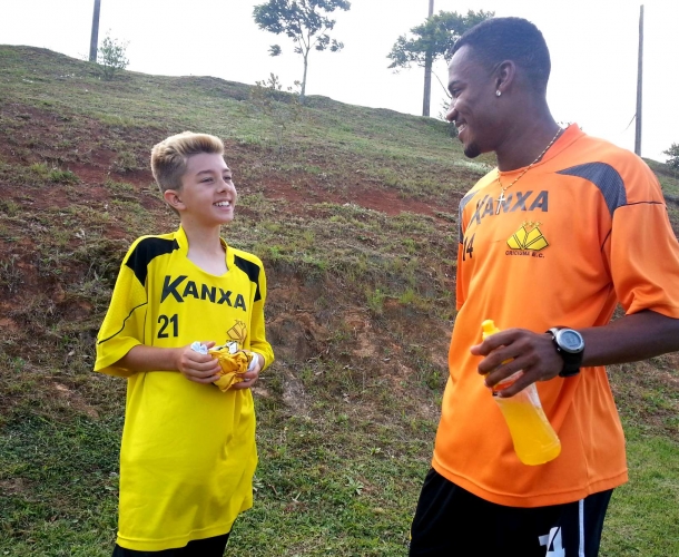 Fã conhece o atacante Lins