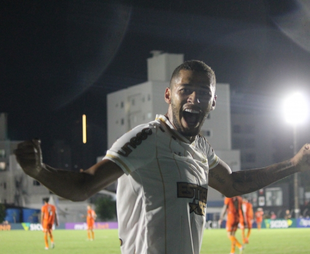 Fabinho faz três e Tigre vence o Camboriú 
