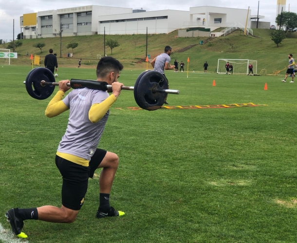 Forte treino físico e técnico no CT