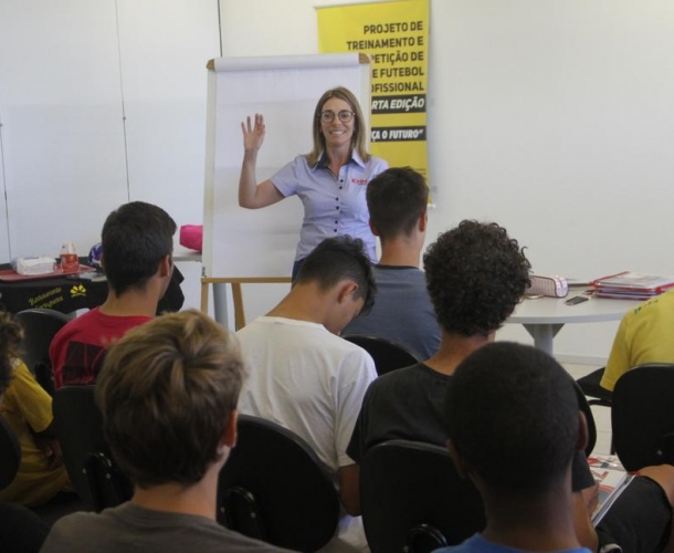 Garotos iniciam aulas de inglês no CT