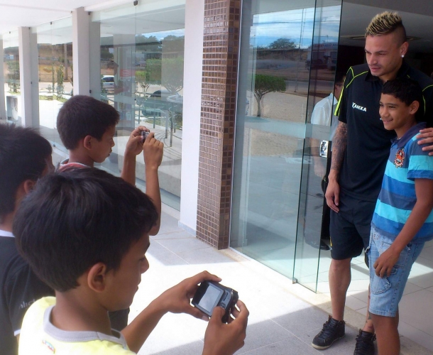 Garotos tiram fotos com atletas do Tigre