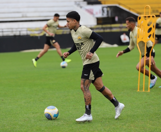  Grupo faz atividade tática no Heriberto Hülse