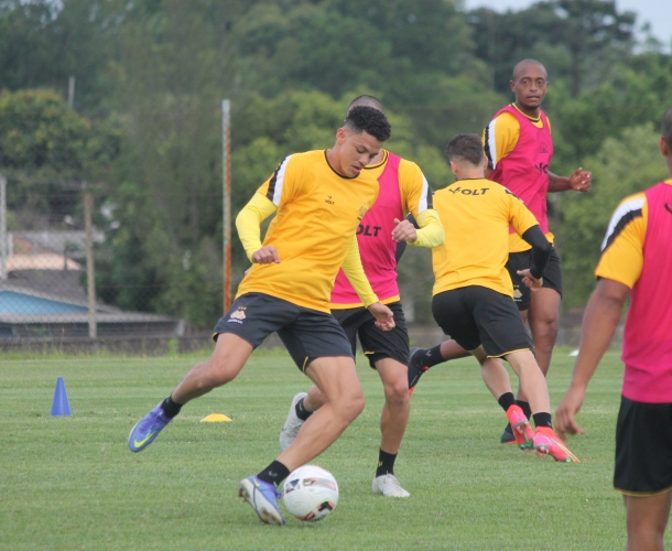 Grupo trabalha em dois períodos no CT