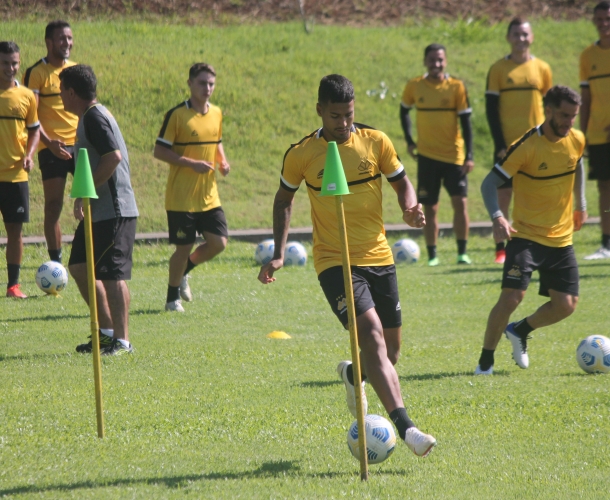 Grupo treina em dois períodos