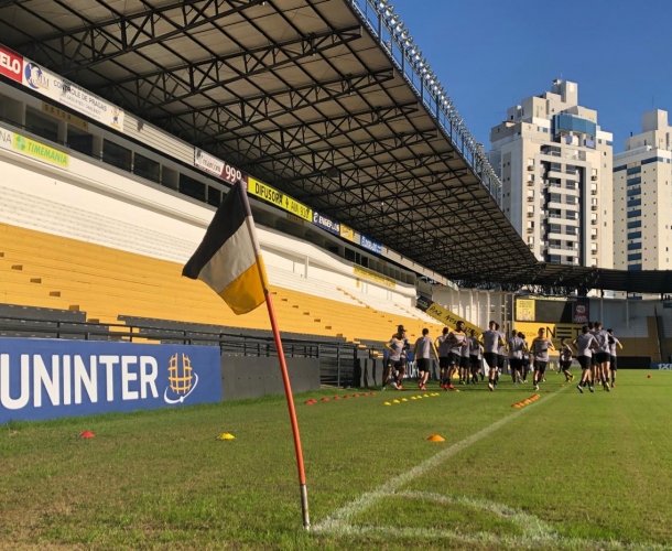 Kleina comanda treino tático no Majestoso
