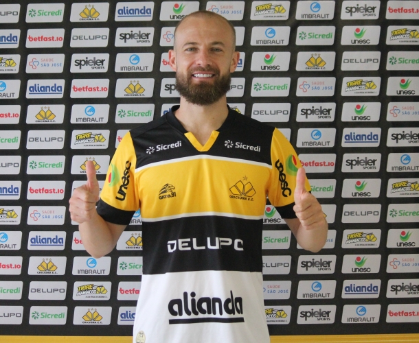 Lateral-esquerdo Marcelo Hermes é apresentado