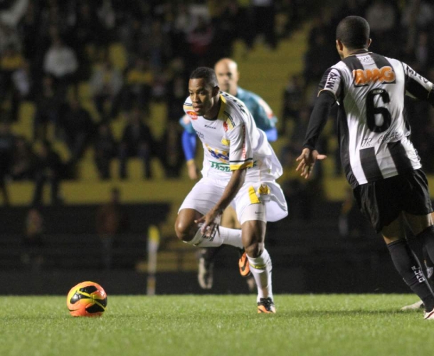 Lins comemora aplicação do time e gol