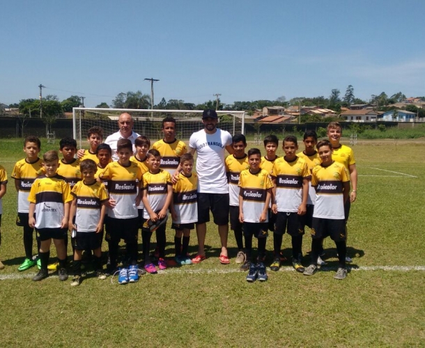 Luiz acompanha treino da escolinha do Tigre