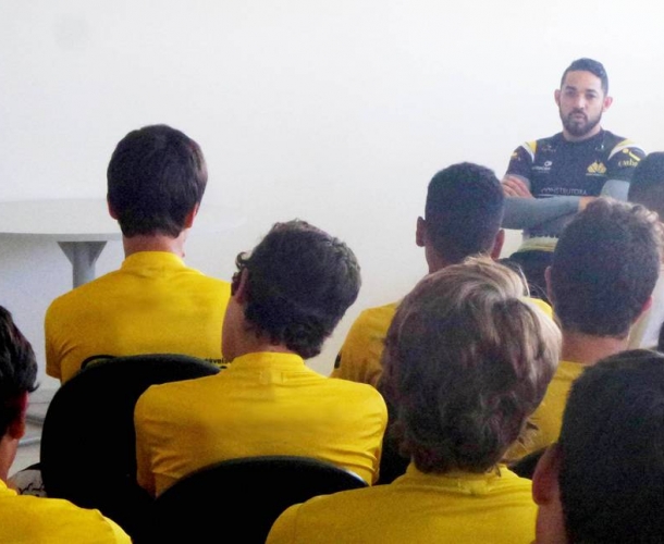 Luiz realiza palestra com atletas da base