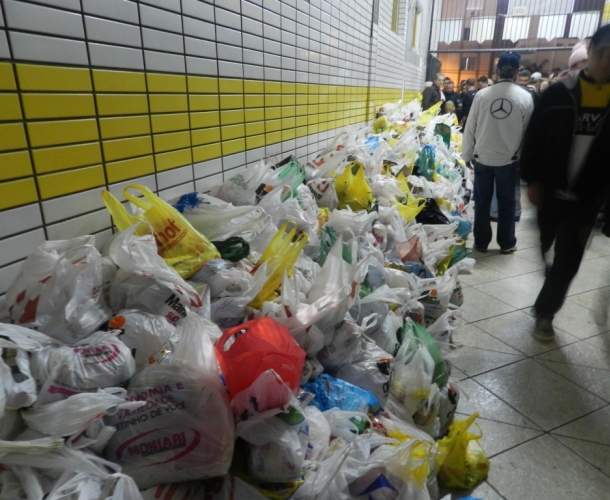 Mais de duas toneladas são arrecadadas em amistoso