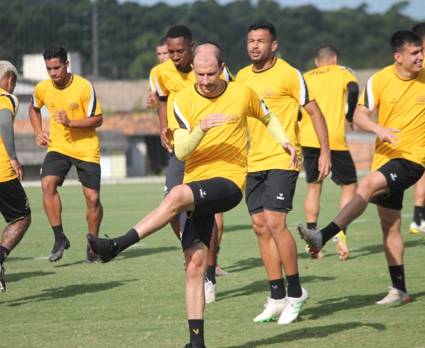 Manhã com treino na academia e tarde no gramado do CT