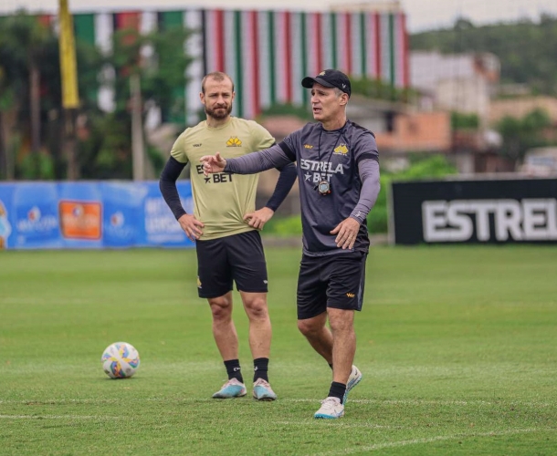 Manhã de sábado com atividade técnica e tática